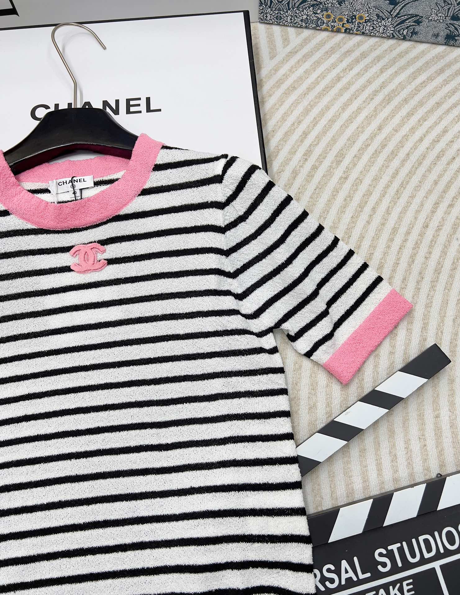 🆕 CHANEL 胸前双c logo撞色条纹针织短袖条纹撞色毛巾料 粉色撞色包边 下摆小花边设计 细节感