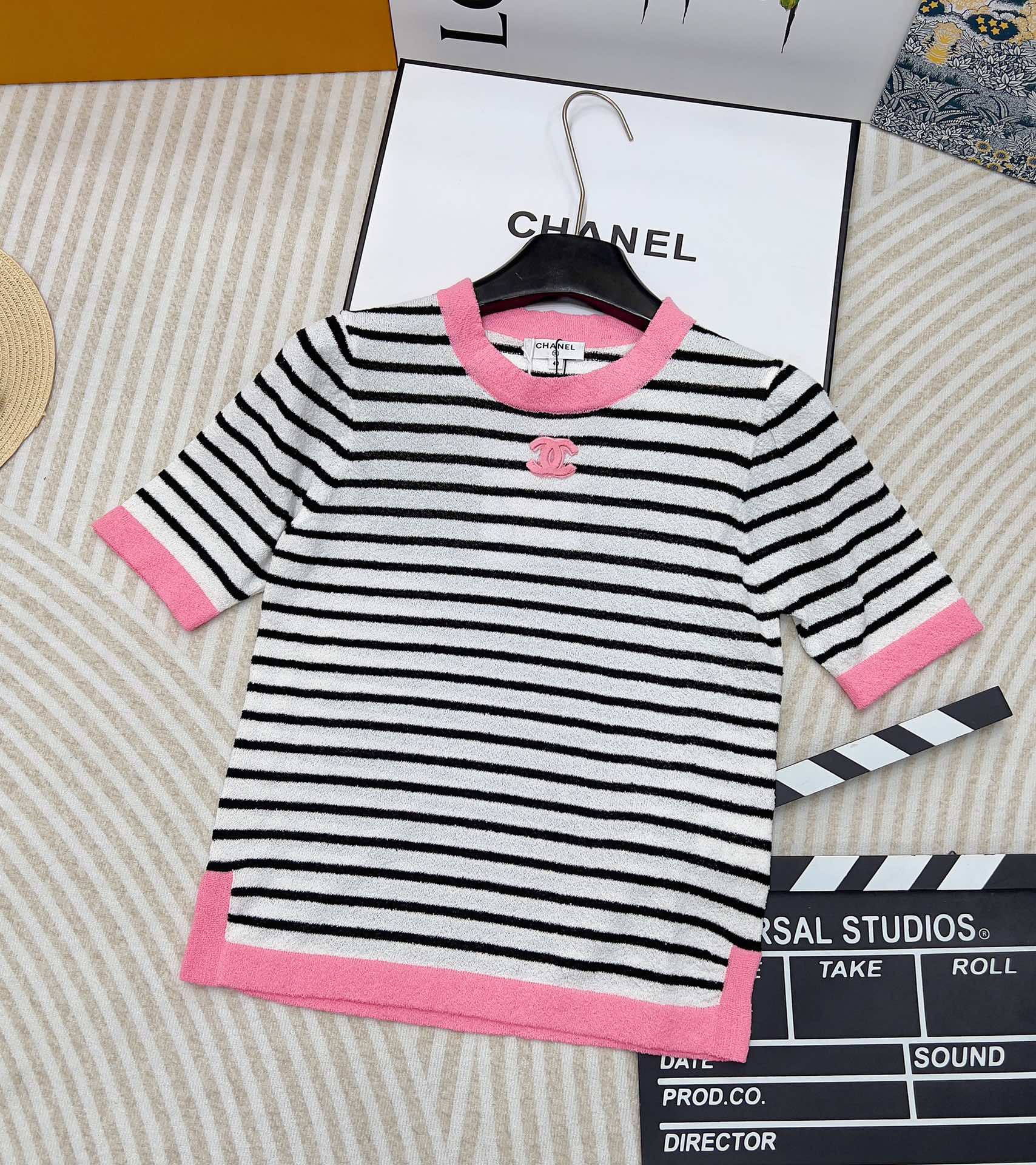 NO:608943,CHANEL double C logo contrast striped knitted short sleeves on the chest, striped contrast towel material, pink contrast binding, small lace design on the hem, full of details and full of atmosphere. The color is perfect for spring and summer wear ~ classic black and white color block stripes, dyed pink logo double C decoration, contrast edge hem slit design, a must-have item for daily use. Super slim and classic black and white strips, full of femininity, generous and gentle ~ Size sml  Coding,,chanel,T-shirt,alexander wang19860909CHANEL 胸前双c logo撞色条纹针织短袖 条纹撞色毛巾料 粉色撞色包边 下摆小花边设计 细节感拉满 氛围感满满 配色太适合春夏穿搭了～经典黑白拼色条纹定染粉色logo双C装饰,撞色边下摆开衩设计,日常百搭必入单品 超显瘦经典的黑白条 女人味十足 大方又温柔～ 尺码sml 编码,,chanel,T-shirt,alexander wang,Women's clothing