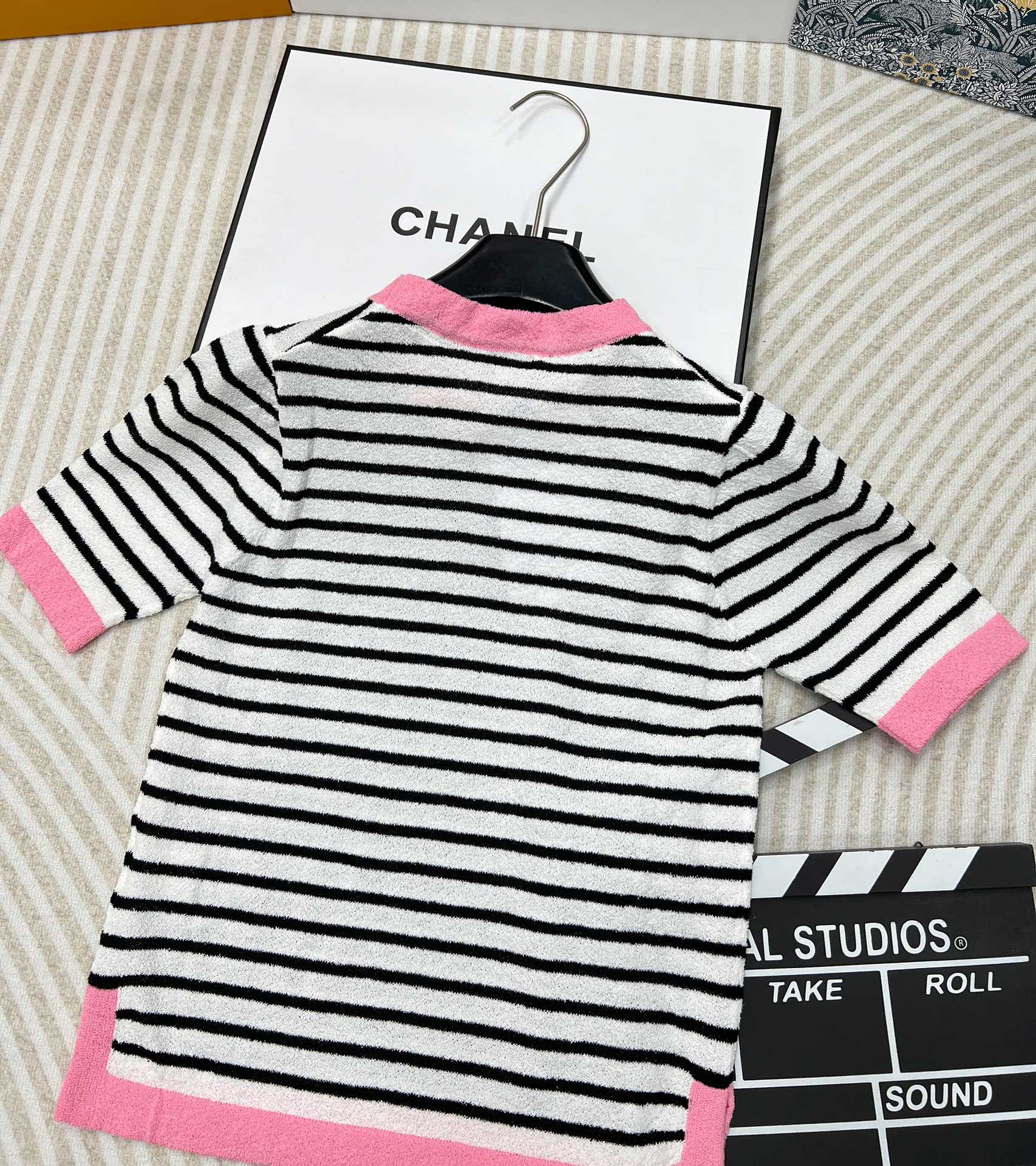 🆕 CHANEL 胸前双c logo撞色条纹针织短袖条纹撞色毛巾料 粉色撞色包边 下摆小花边设计 细节感