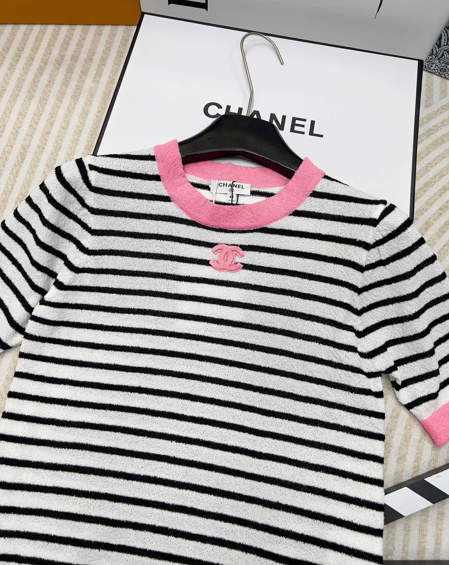 🆕 CHANEL 胸前双c logo撞色条纹针织短袖条纹撞色毛巾料 粉色撞色包边 下摆小花边设计 细节感