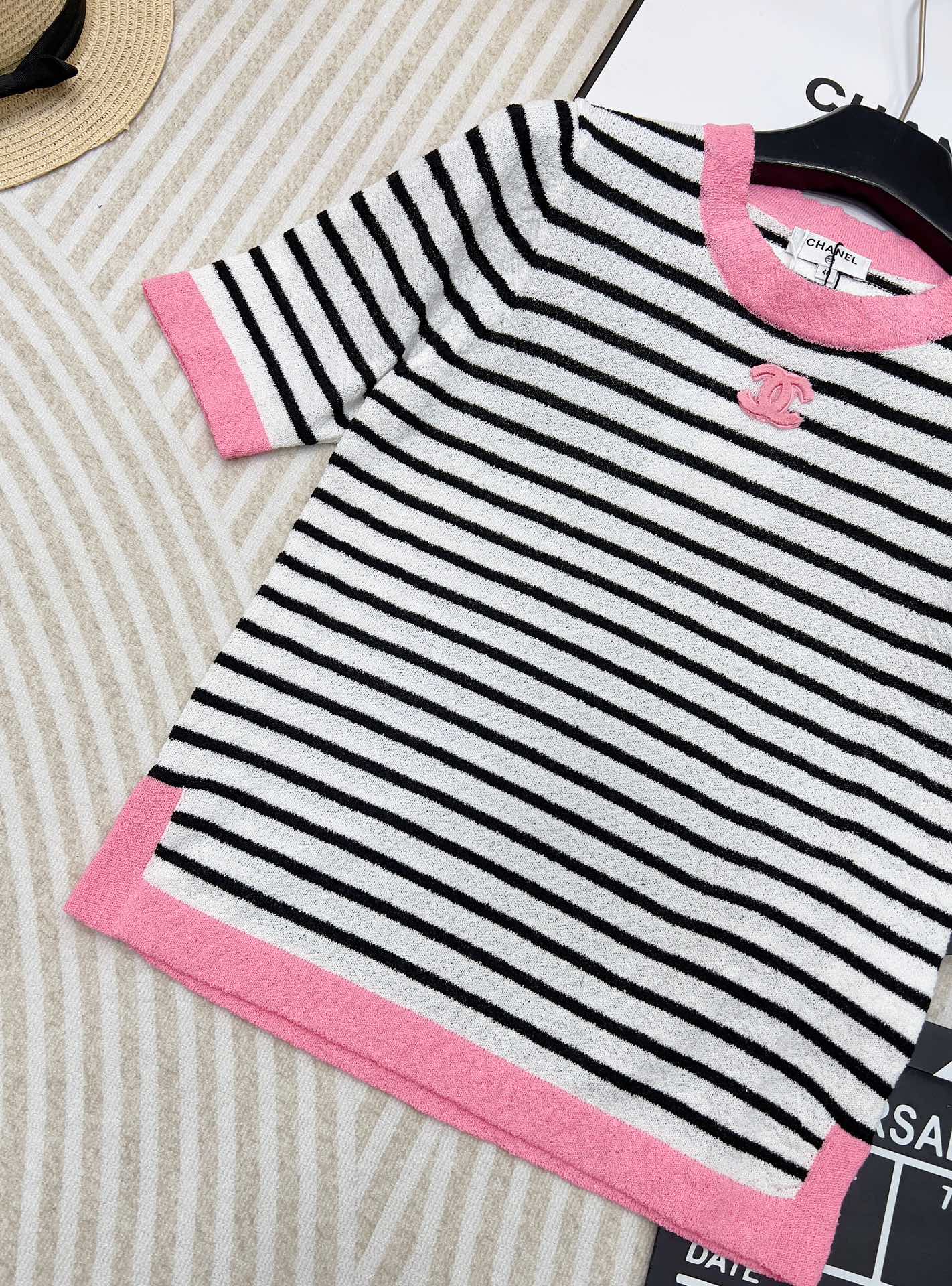 🆕 CHANEL 胸前双c logo撞色条纹针织短袖条纹撞色毛巾料 粉色撞色包边 下摆小花边设计 细节感