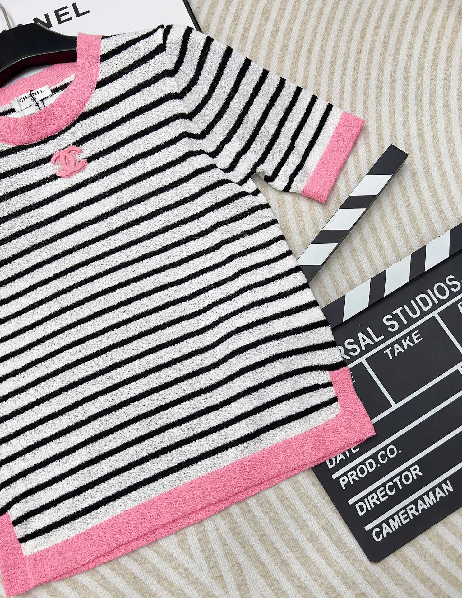 🆕 CHANEL 胸前双c logo撞色条纹针织短袖条纹撞色毛巾料 粉色撞色包边 下摆小花边设计 细节感