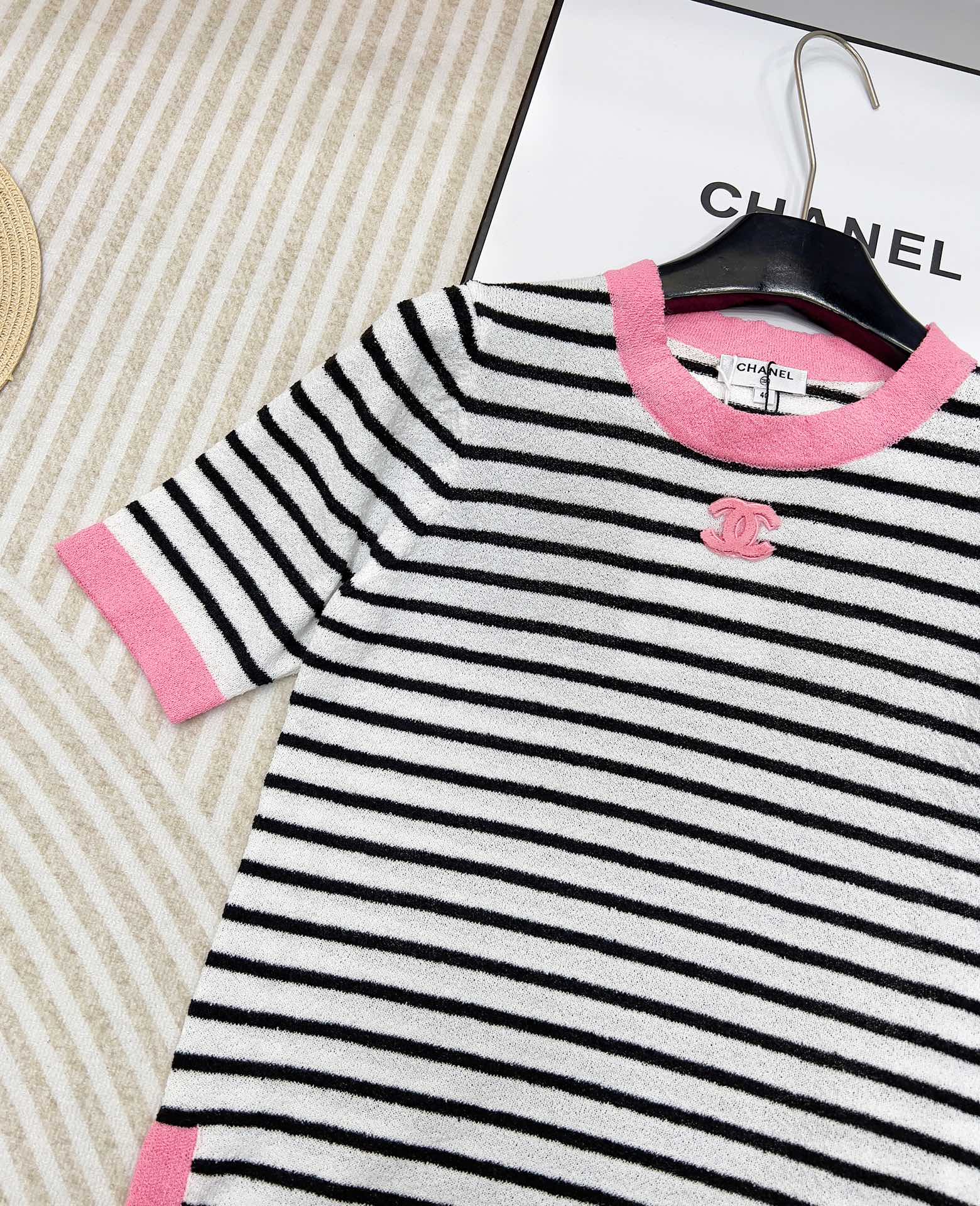 🆕 CHANEL 胸前双c logo撞色条纹针织短袖条纹撞色毛巾料 粉色撞色包边 下摆小花边设计 细节感
