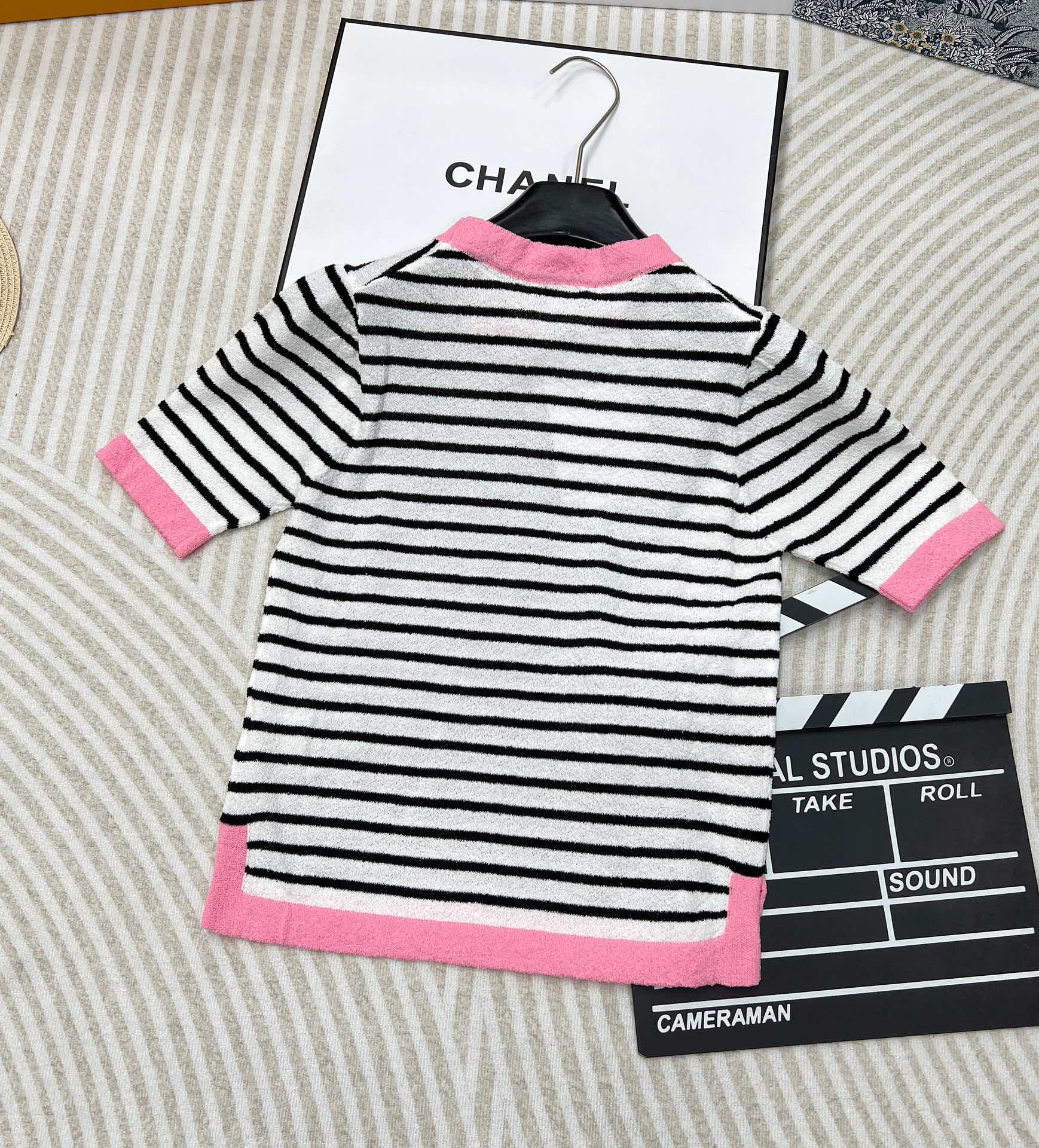 🆕 CHANEL 胸前双c logo撞色条纹针织短袖条纹撞色毛巾料 粉色撞色包边 下摆小花边设计 细节感
