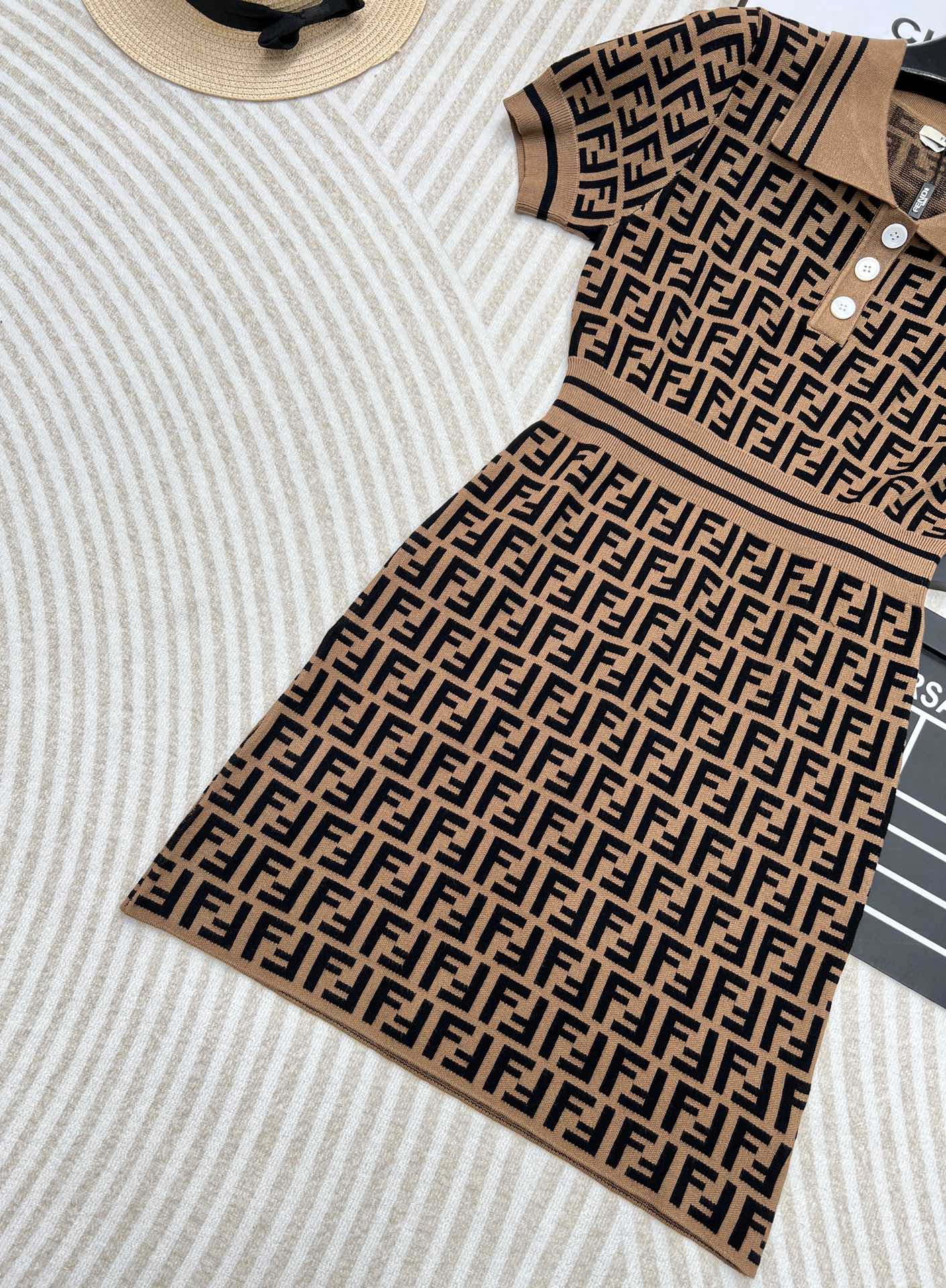 🆕Fendi 经典系列..🤎🤎🤎 双FF提花Polo领针织连衣裙！超爱的这款 超级有气质！没穿之前可能感