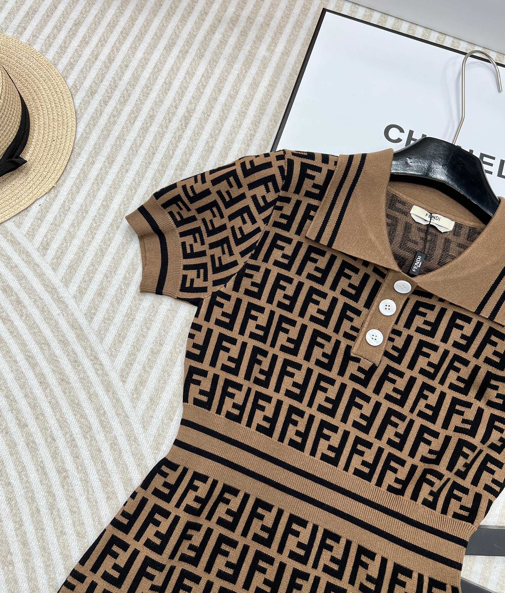 🆕Fendi 经典系列..🤎🤎🤎 双FF提花Polo领针织连衣裙！超爱的这款 超级有气质！没穿之前可能感