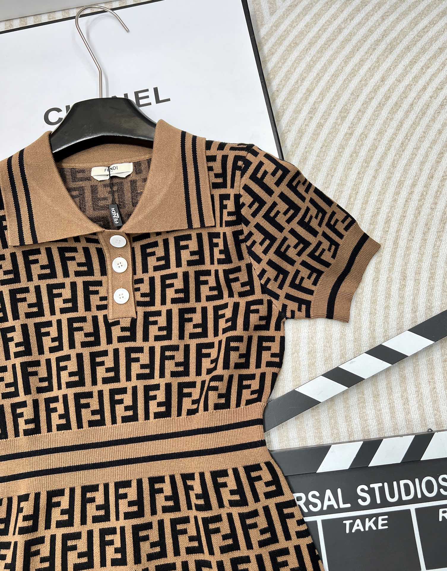 🆕Fendi 经典系列..🤎🤎🤎 双FF提花Polo领针织连衣裙！超爱的这款 超级有气质！没穿之前可能感