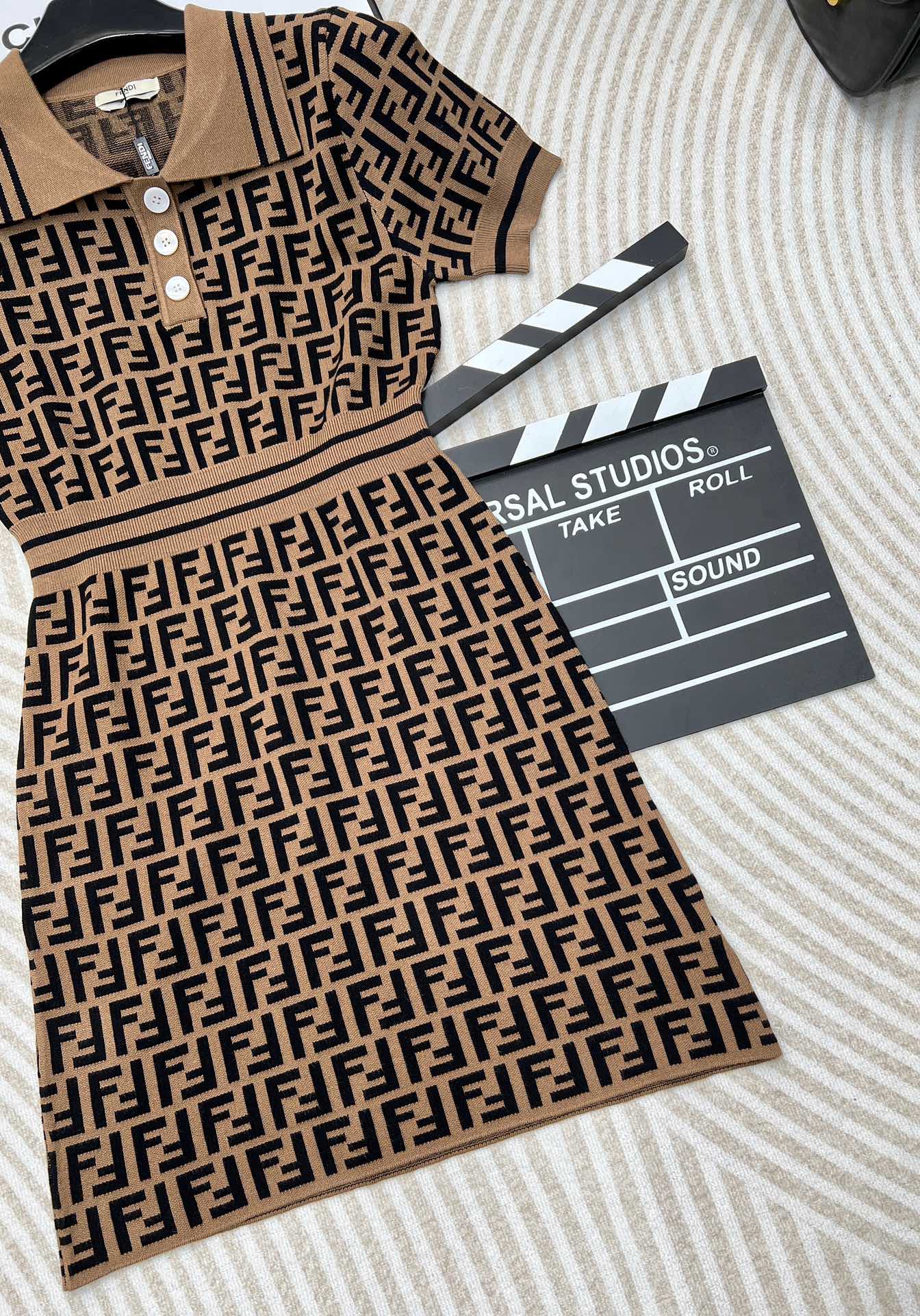 🆕Fendi 经典系列..🤎🤎🤎 双FF提花Polo领针织连衣裙！超爱的这款 超级有气质！没穿之前可能感