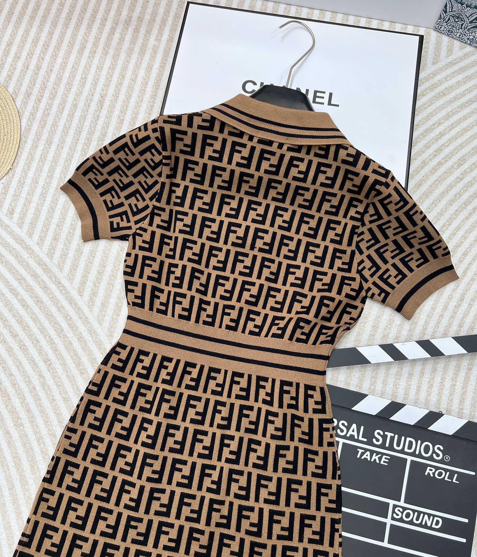 🆕Fendi 经典系列..🤎🤎🤎 双FF提花Polo领针织连衣裙！超爱的这款 超级有气质！没穿之前可能感