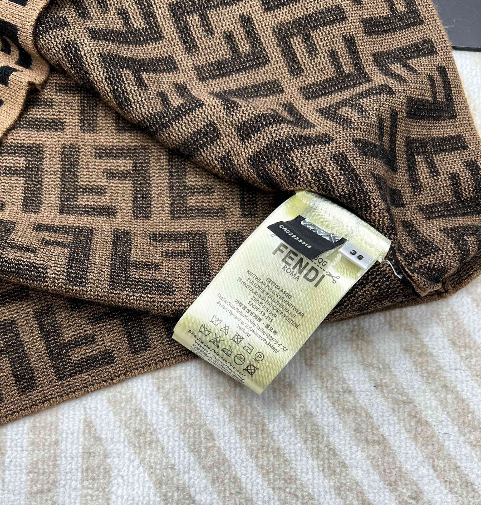 🆕Fendi 经典系列..🤎🤎🤎 双FF提花Polo领针织连衣裙！超爱的这款 超级有气质！没穿之前可能感