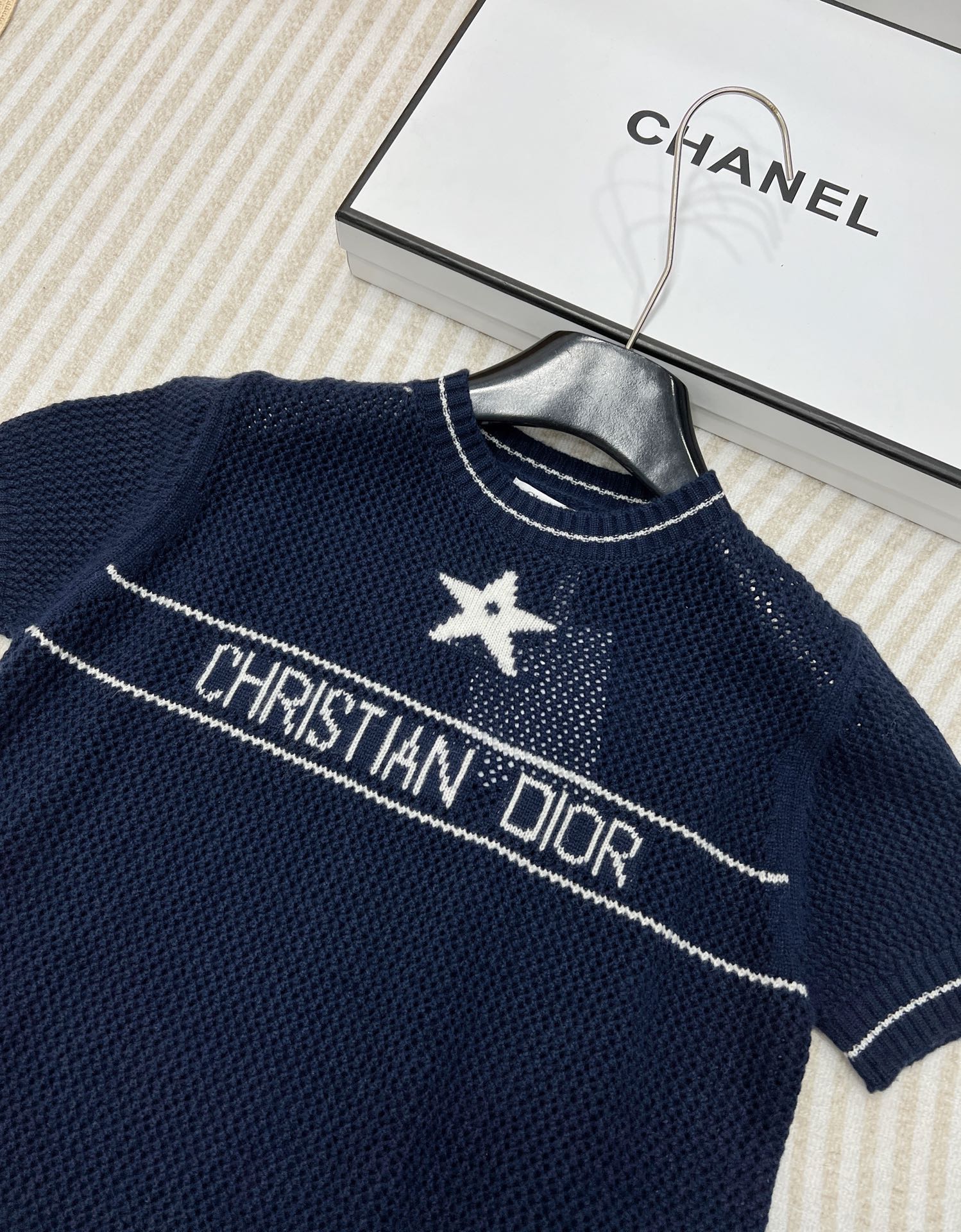 🆕 DIOR 幸运五角星⭐️镂空编织针织衫短袖这款短袖针织衫是一款经典时尚的单品，德国机镂空交织编制，层
