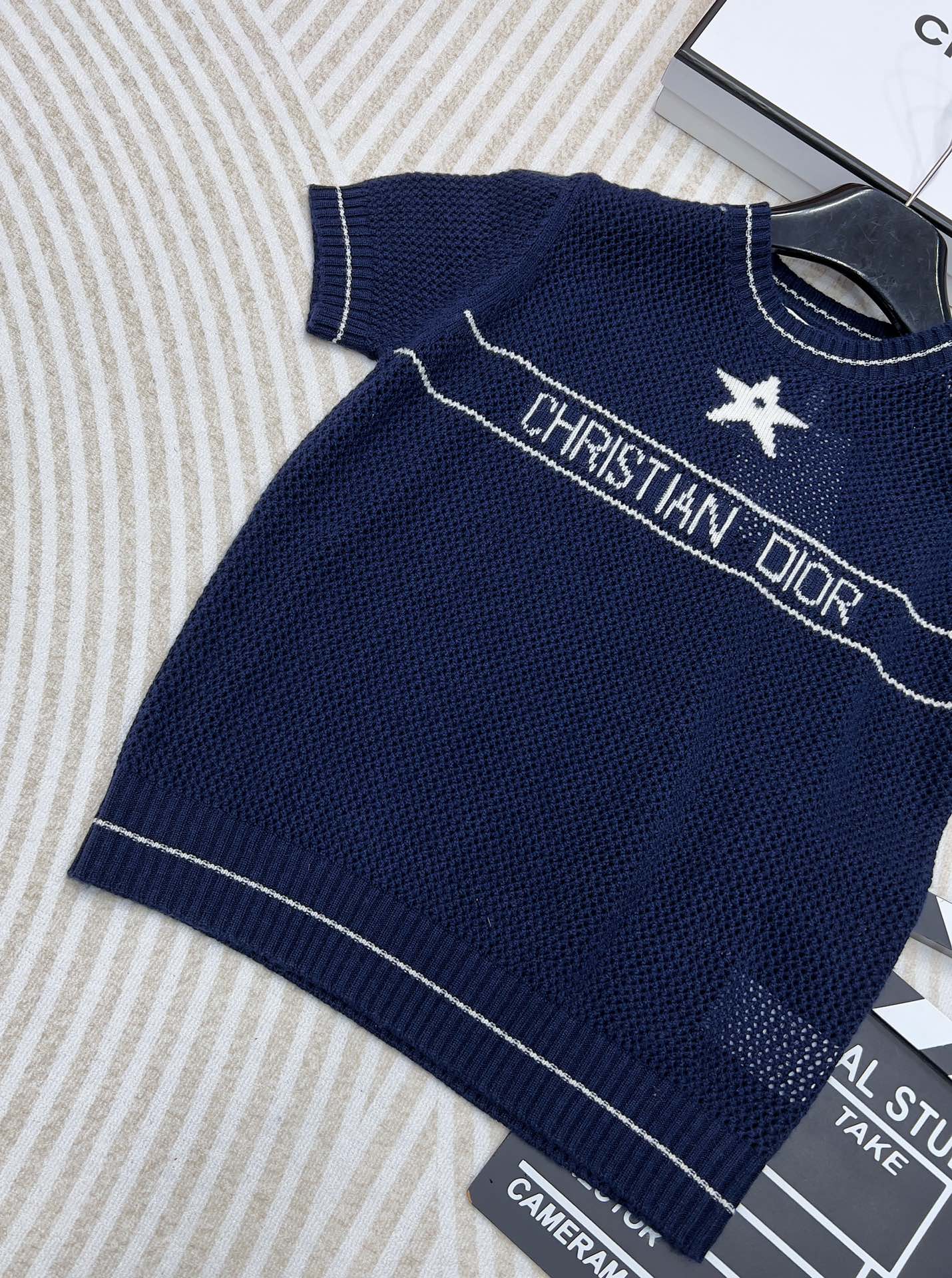 🆕 DIOR 幸运五角星⭐️镂空编织针织衫短袖这款短袖针织衫是一款经典时尚的单品，德国机镂空交织编制，层