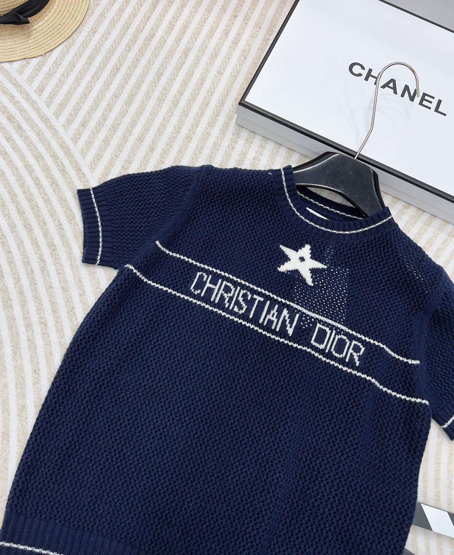 🆕 DIOR 幸运五角星⭐️镂空编织针织衫短袖这款短袖针织衫是一款经典时尚的单品，德国机镂空交织编制，层