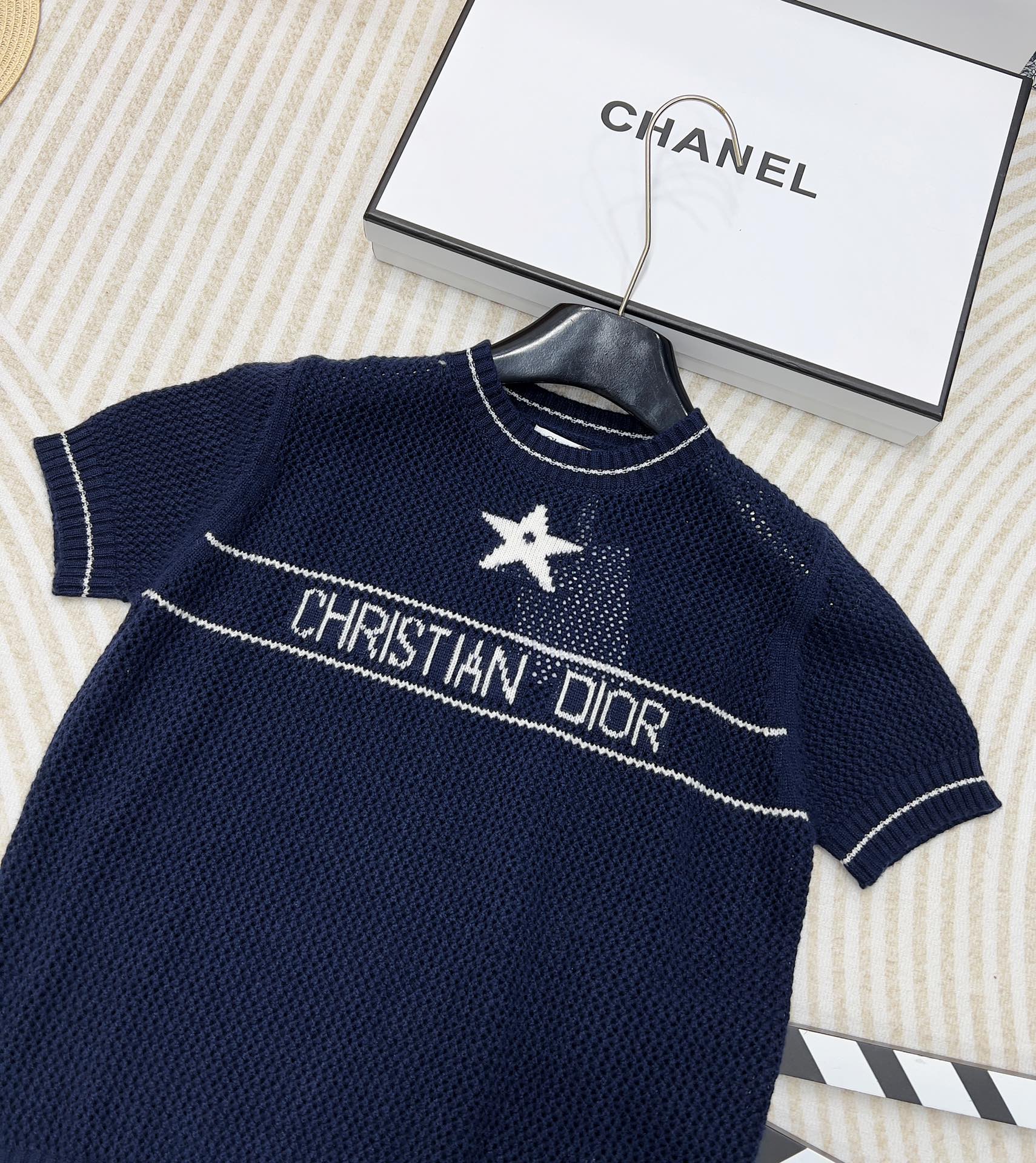 🆕 DIOR 幸运五角星⭐️镂空编织针织衫短袖这款短袖针织衫是一款经典时尚的单品，德国机镂空交织编制，层