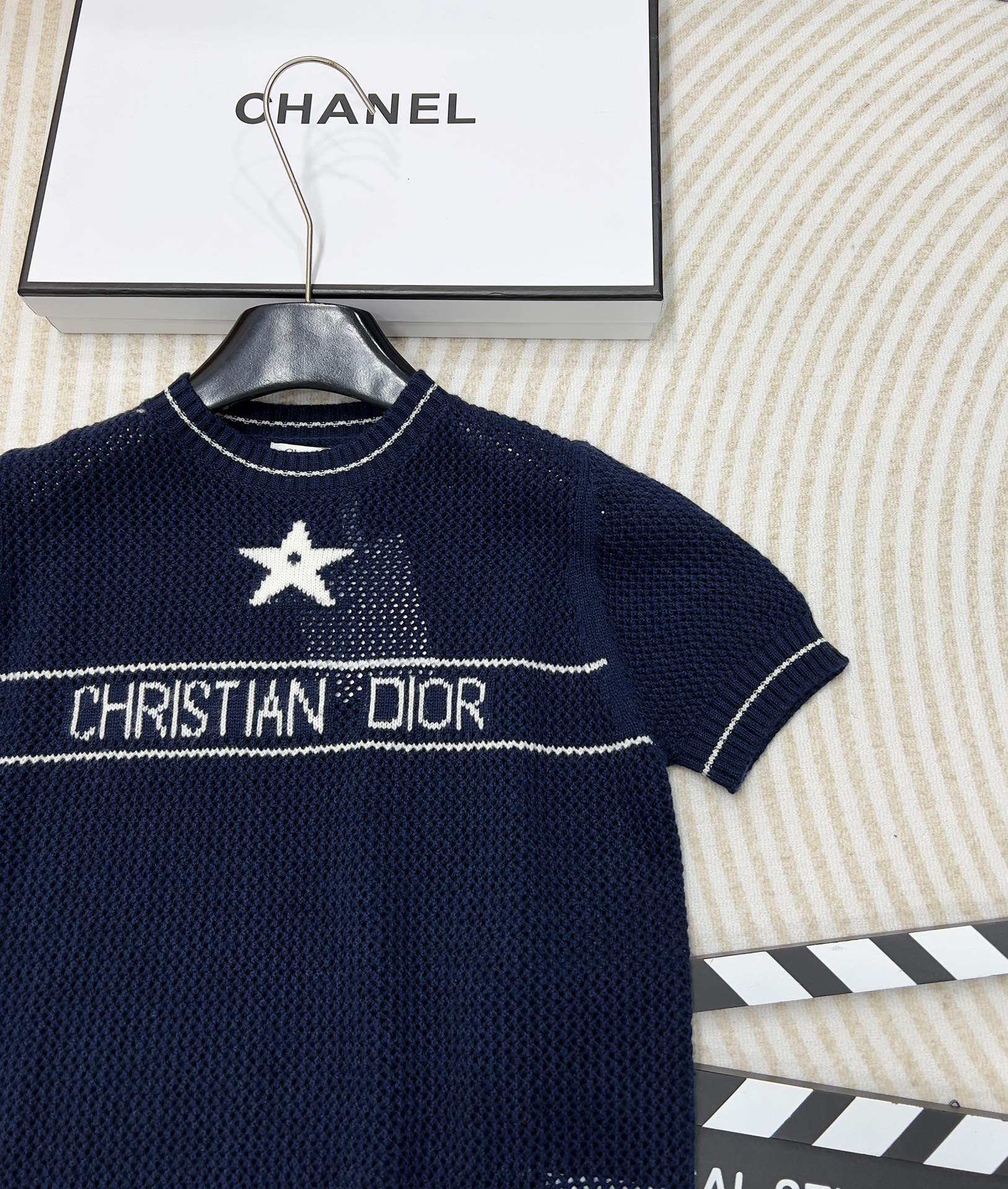 🆕 DIOR 幸运五角星⭐️镂空编织针织衫短袖这款短袖针织衫是一款经典时尚的单品，德国机镂空交织编制，层