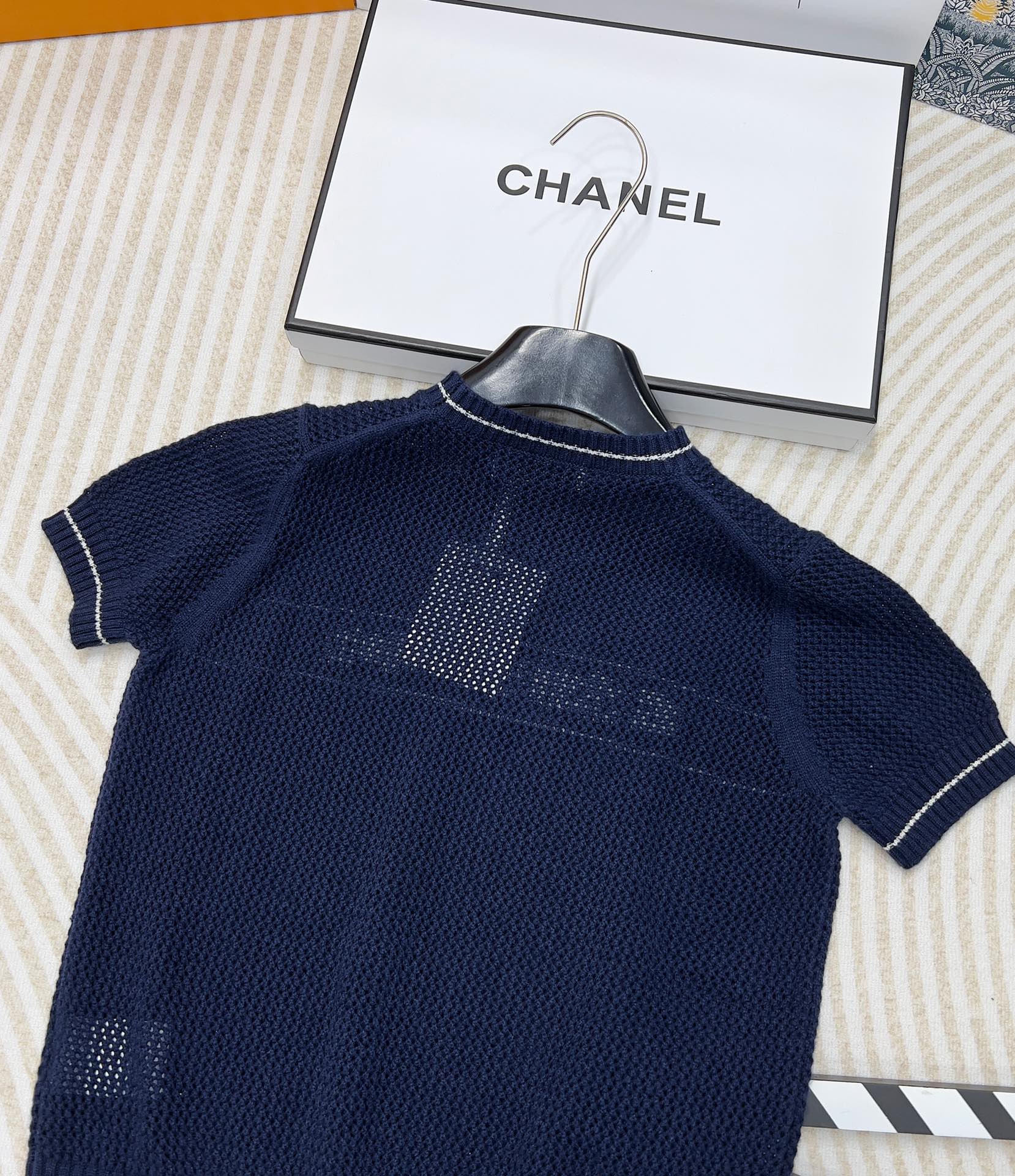 🆕 DIOR 幸运五角星⭐️镂空编织针织衫短袖这款短袖针织衫是一款经典时尚的单品，德国机镂空交织编制，层