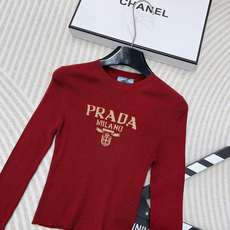 PRADA24SS酒红色字母长袖薄针织衫,爆款针织长袖短款针织衫定染定织酒红色复古配色超显白 薄款的料子 PRADA24SS酒红色字母长袖薄针织衫,爆款针织长袖短款针织衫定染定织酒红色复古配色超显白 薄款的料子
