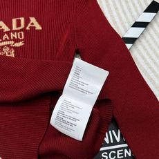 PRADA24SS酒红色字母长袖薄针织衫,爆款针织长袖短款针织衫定染定织酒红色复古配色超显白 薄款的料子 PRADA24SS酒红色字母长袖薄针织衫,爆款针织长袖短款针织衫定染定织酒红色复古配色超显白 薄款的料子