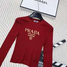 PRADA24SS酒红色字母长袖薄针织衫,爆款针织长袖短款针织衫定染定织酒红色复古配色超显白 薄款的料子 PRADA24SS酒红色字母长袖薄针织衫,爆款针织长袖短款针织衫定染定织酒红色复古配色超显白 薄款的料子