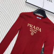 PRADA24SS酒红色字母长袖薄针织衫,爆款针织长袖短款针织衫定染定织酒红色复古配色超显白 薄款的料子 PRADA24SS酒红色字母长袖薄针织衫,爆款针织长袖短款针织衫定染定织酒红色复古配色超显白 薄款的料子