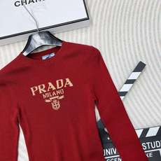 PRADA24SS酒红色字母长袖薄针织衫,爆款针织长袖短款针织衫定染定织酒红色复古配色超显白 薄款的料子 PRADA24SS酒红色字母长袖薄针织衫,爆款针织长袖短款针织衫定染定织酒红色复古配色超显白 薄款的料子