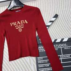 PRADA24SS酒红色字母长袖薄针织衫,爆款针织长袖短款针织衫定染定织酒红色复古配色超显白 薄款的料子 PRADA24SS酒红色字母长袖薄针织衫,爆款针织长袖短款针织衫定染定织酒红色复古配色超显白 薄款的料子