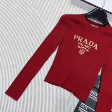 PRADA24SS酒红色字母长袖薄针织衫,爆款针织长袖短款针织衫定染定织酒红色复古配色超显白 薄款的料子 PRADA24SS酒红色字母长袖薄针织衫,爆款针织长袖短款针织衫定染定织酒红色复古配色超显白 薄款的料子