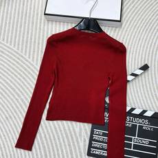 PRADA24SS酒红色字母长袖薄针织衫,爆款针织长袖短款针织衫定染定织酒红色复古配色超显白 薄款的料子 PRADA24SS酒红色字母长袖薄针织衫,爆款针织长袖短款针织衫定染定织酒红色复古配色超显白 薄款的料子