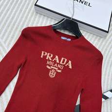 PRADA24SS酒红色字母长袖薄针织衫,爆款针织长袖短款针织衫定染定织酒红色复古配色超显白 薄款的料子 PRADA24SS酒红色字母长袖薄针织衫,爆款针织长袖短款针织衫定染定织酒红色复古配色超显白 薄款的料子