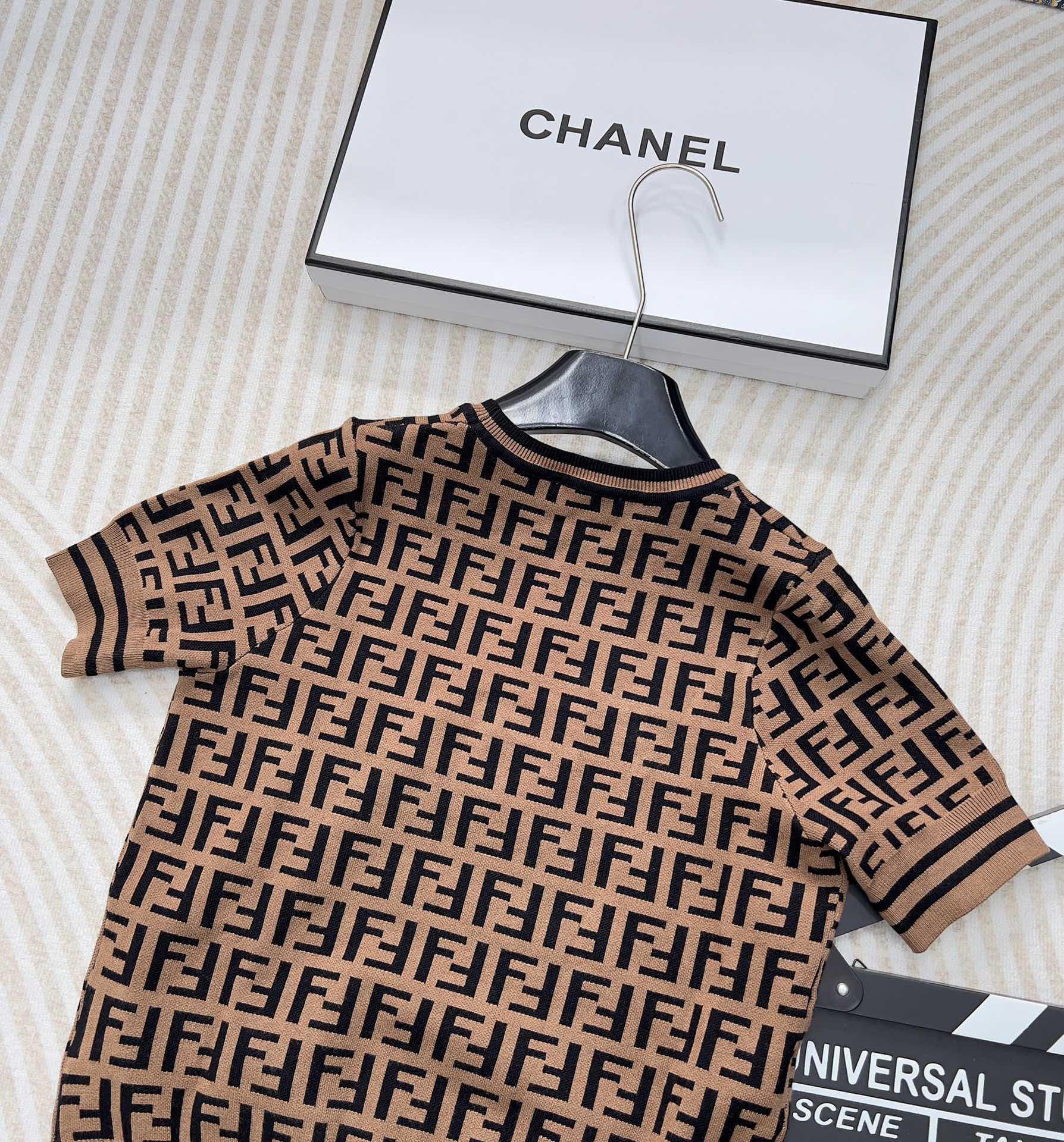 Fend*芬迪双f字母针织短袖炒鸡爆的系列，满身的字母logo图案标新立异 高级感的咖色显肤白高贵典雅大