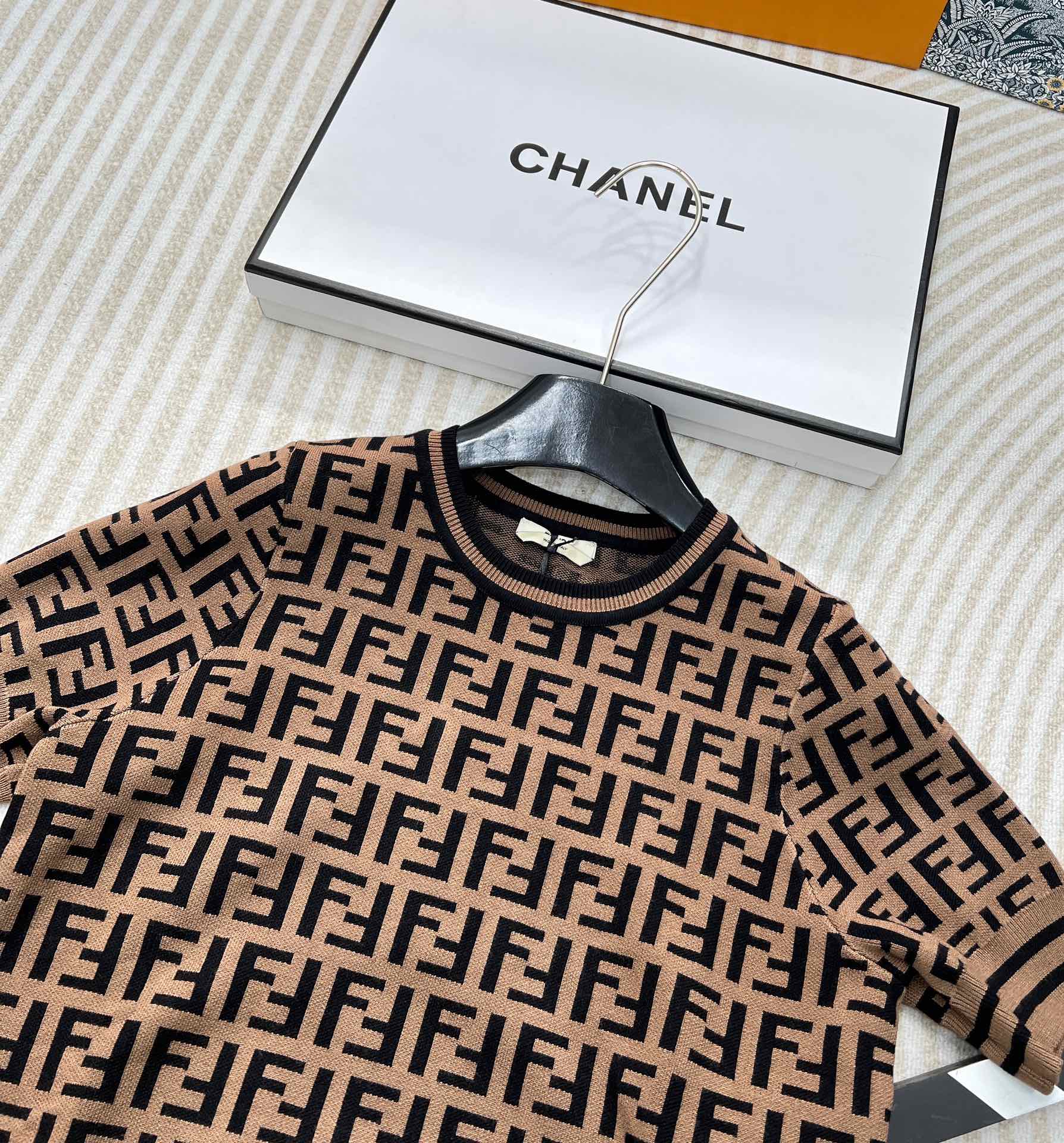 Fend*芬迪双f字母针织短袖炒鸡爆的系列，满身的字母logo图案标新立异 高级感的咖色显肤白高贵典雅大