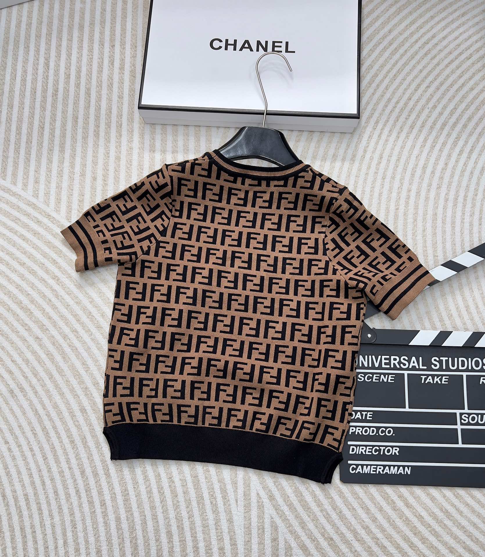 Fend*芬迪双f字母针织短袖炒鸡爆的系列，满身的字母logo图案标新立异 高级感的咖色显肤白高贵典雅大