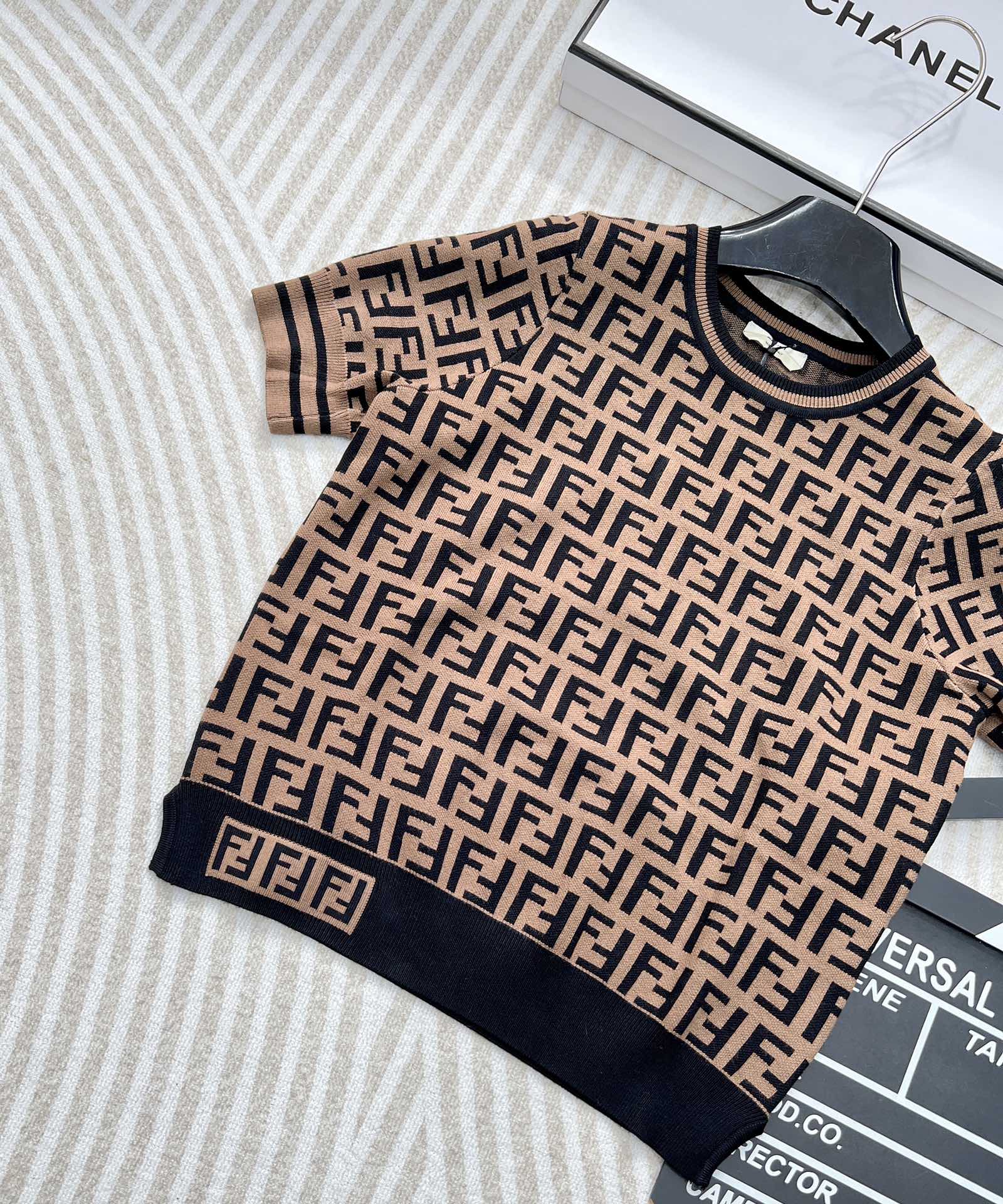 Fend*芬迪双f字母针织短袖炒鸡爆的系列，满身的字母logo图案标新立异 高级感的咖色显肤白高贵典雅大