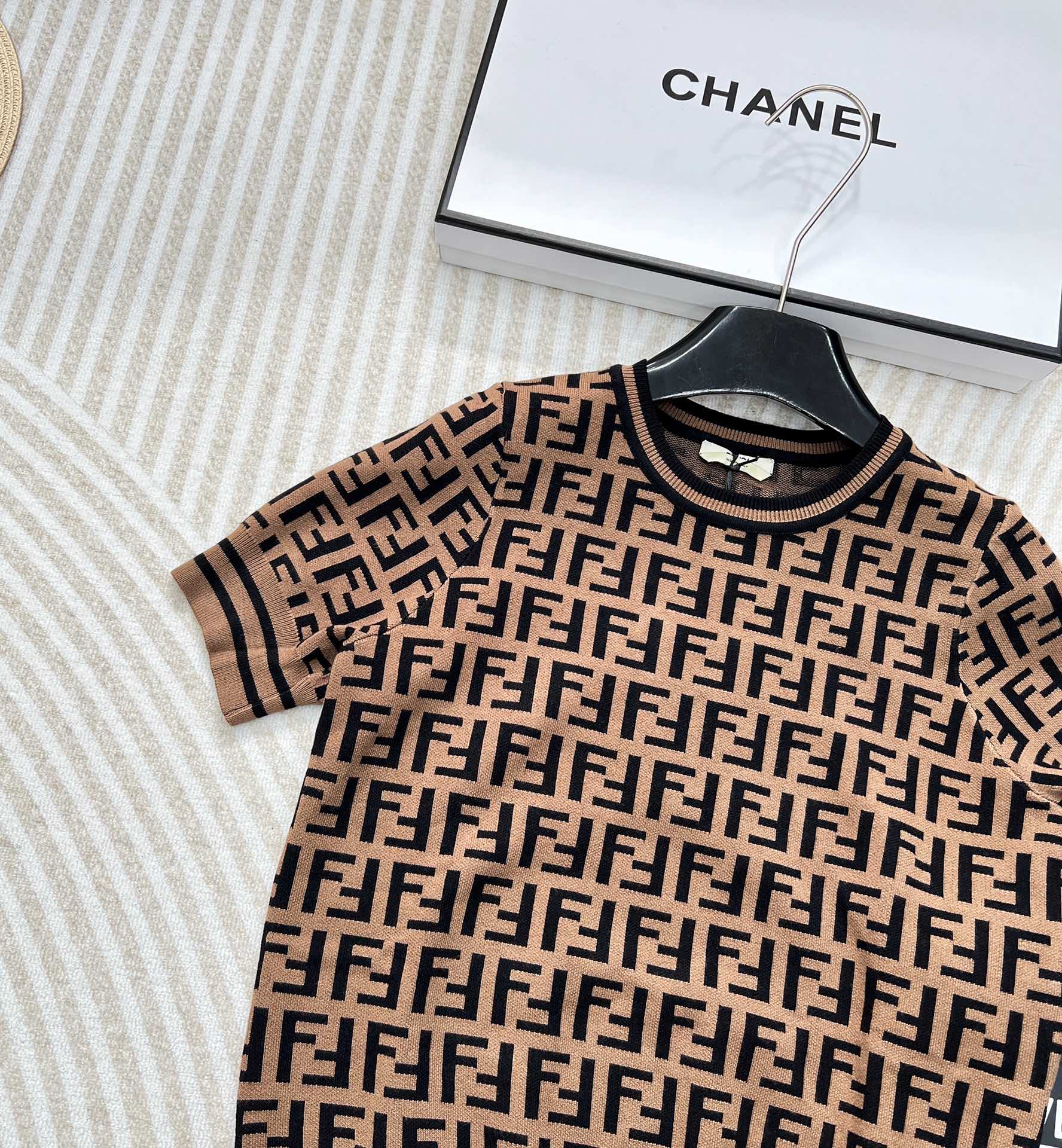 Fend*芬迪双f字母针织短袖炒鸡爆的系列，满身的字母logo图案标新立异 高级感的咖色显肤白高贵典雅大