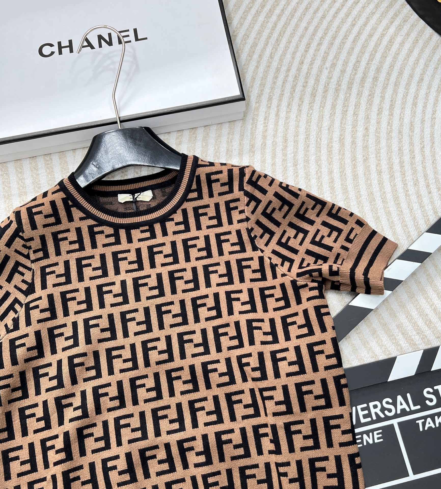 Fend*芬迪双f字母针织短袖炒鸡爆的系列，满身的字母logo图案标新立异 高级感的咖色显肤白高贵典雅大