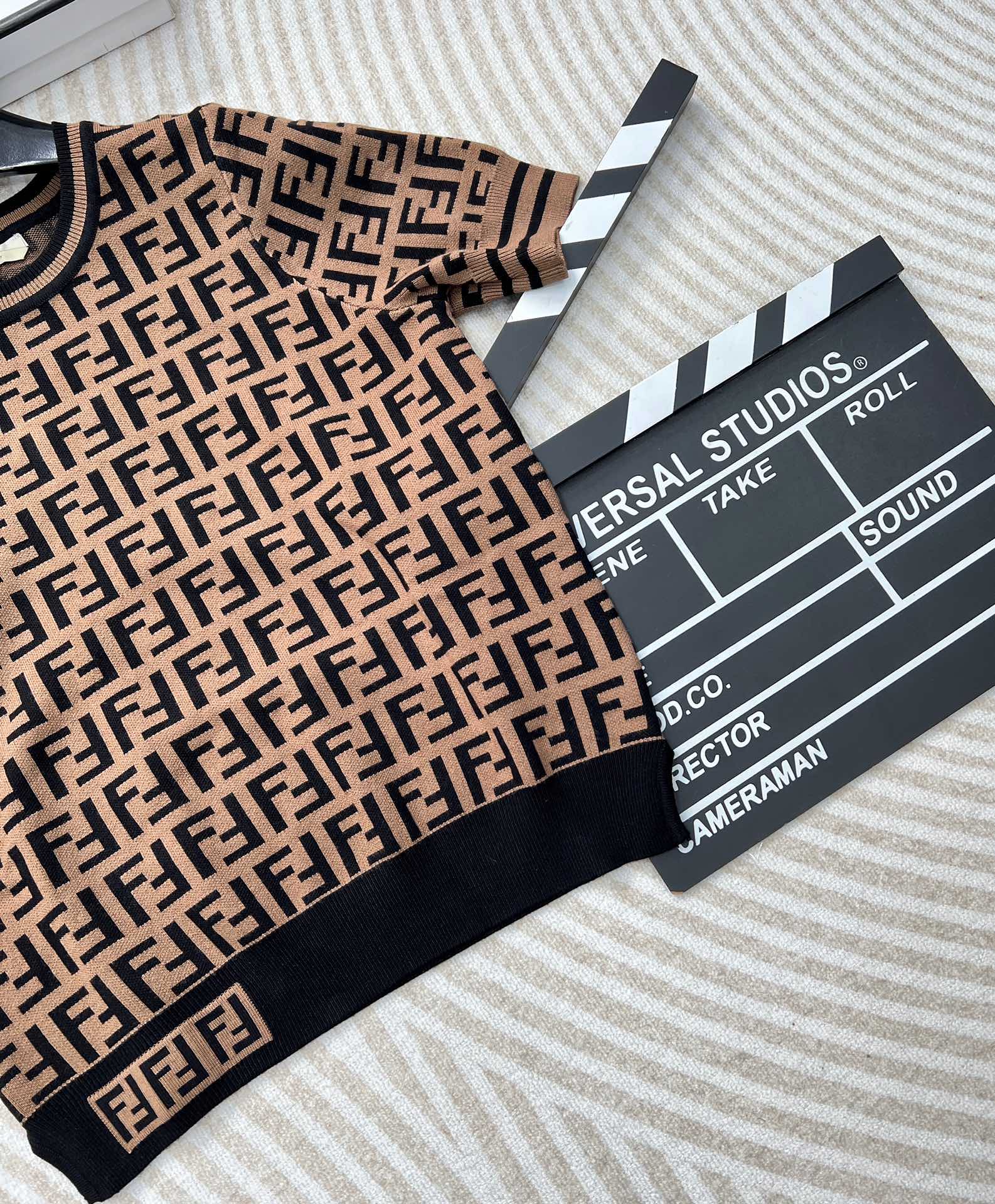 Fend*芬迪双f字母针织短袖炒鸡爆的系列，满身的字母logo图案标新立异 高级感的咖色显肤白高贵典雅大