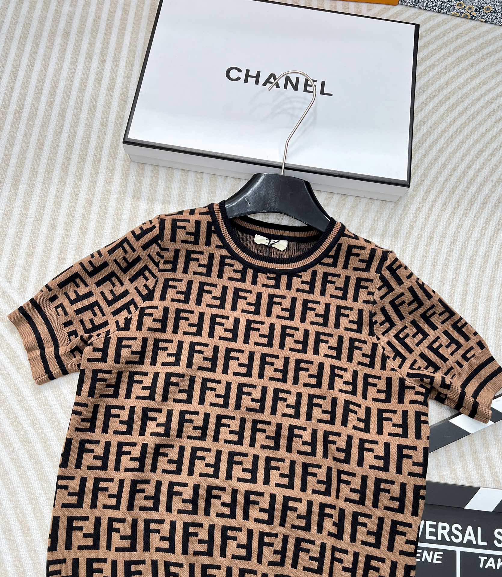 Fend*芬迪双f字母针织短袖炒鸡爆的系列，满身的字母logo图案标新立异 高级感的咖色显肤白高贵典雅大