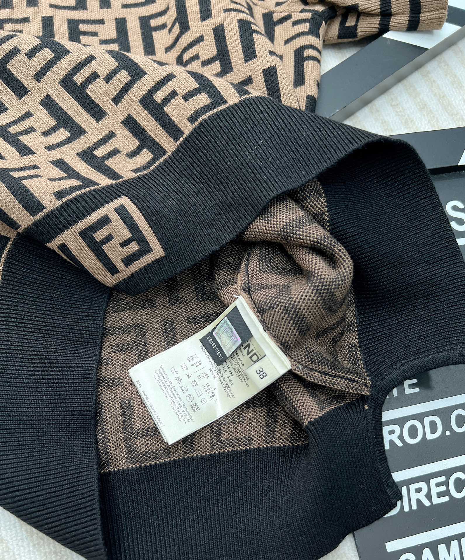 Fend*芬迪双f字母针织短袖炒鸡爆的系列，满身的字母logo图案标新立异 高级感的咖色显肤白高贵典雅大