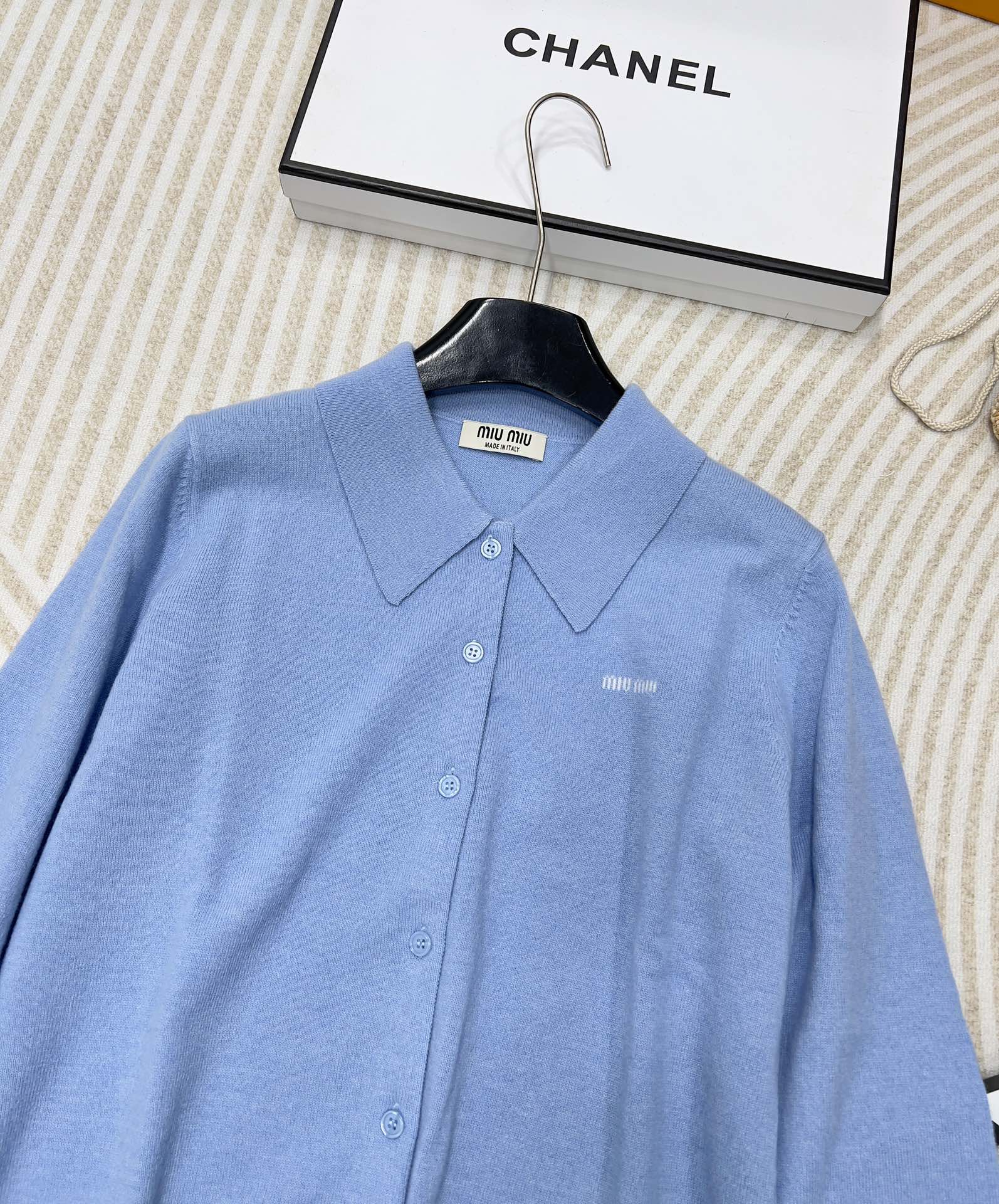 🆕Miumi*24Ss春夏新款 极简风翻领针织开衫 定制定染原版针织纱线，手感柔软舒适，极具质感的万能单