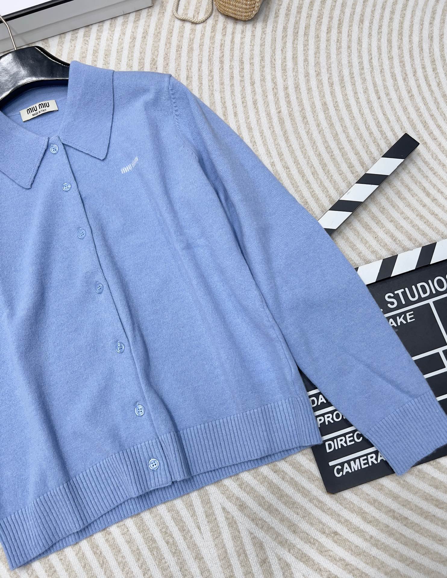 🆕Miumi*24Ss春夏新款 极简风翻领针织开衫 定制定染原版针织纱线，手感柔软舒适，极具质感的万能单