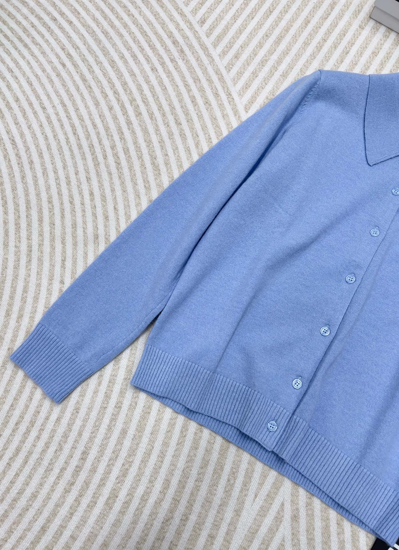 🆕Miumi*24Ss春夏新款 极简风翻领针织开衫 定制定染原版针织纱线，手感柔软舒适，极具质感的万能单
