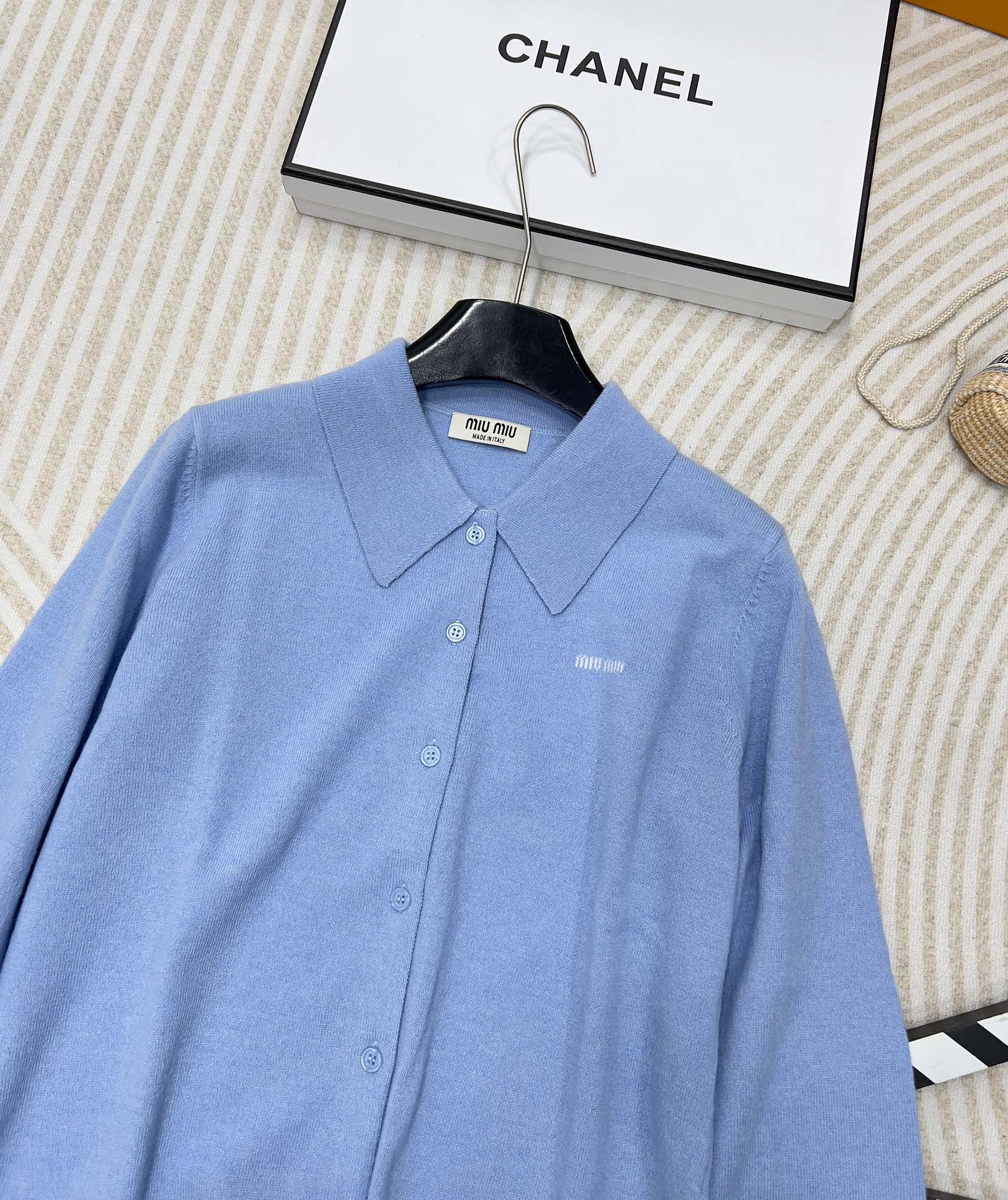 🆕Miumi*24Ss春夏新款 极简风翻领针织开衫 定制定染原版针织纱线，手感柔软舒适，极具质感的万能单
