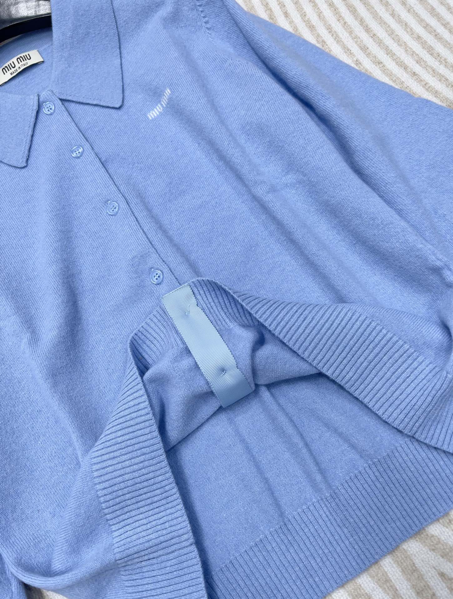 🆕Miumi*24Ss春夏新款 极简风翻领针织开衫 定制定染原版针织纱线，手感柔软舒适，极具质感的万能单