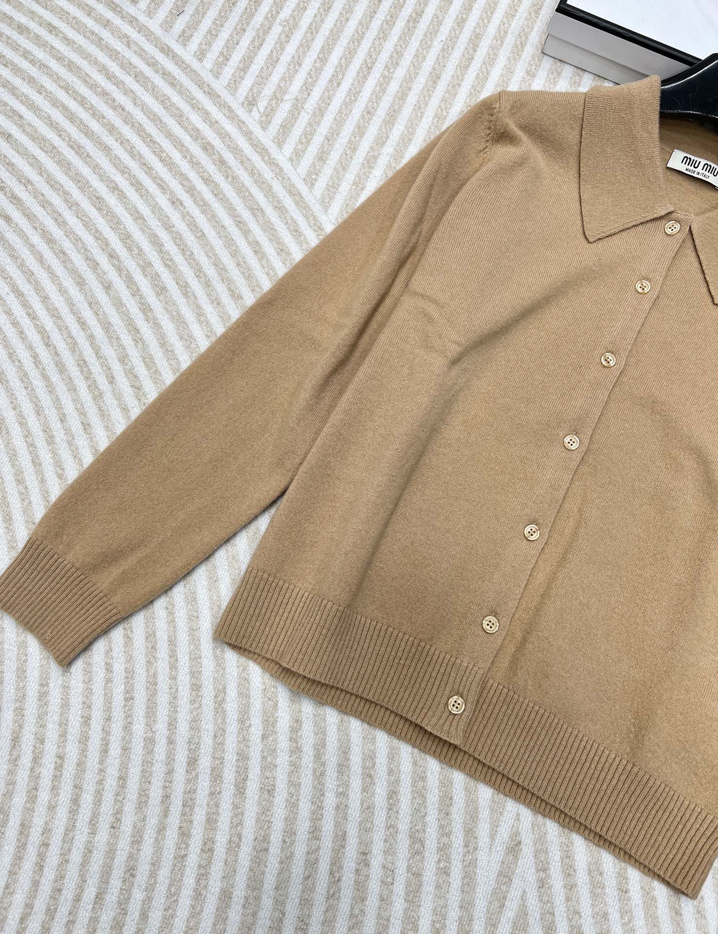🆕Miumi*24Ss春夏新款 极简风翻领针织开衫 定制定染原版针织纱线，手感柔软舒适，极具质感的万能单
