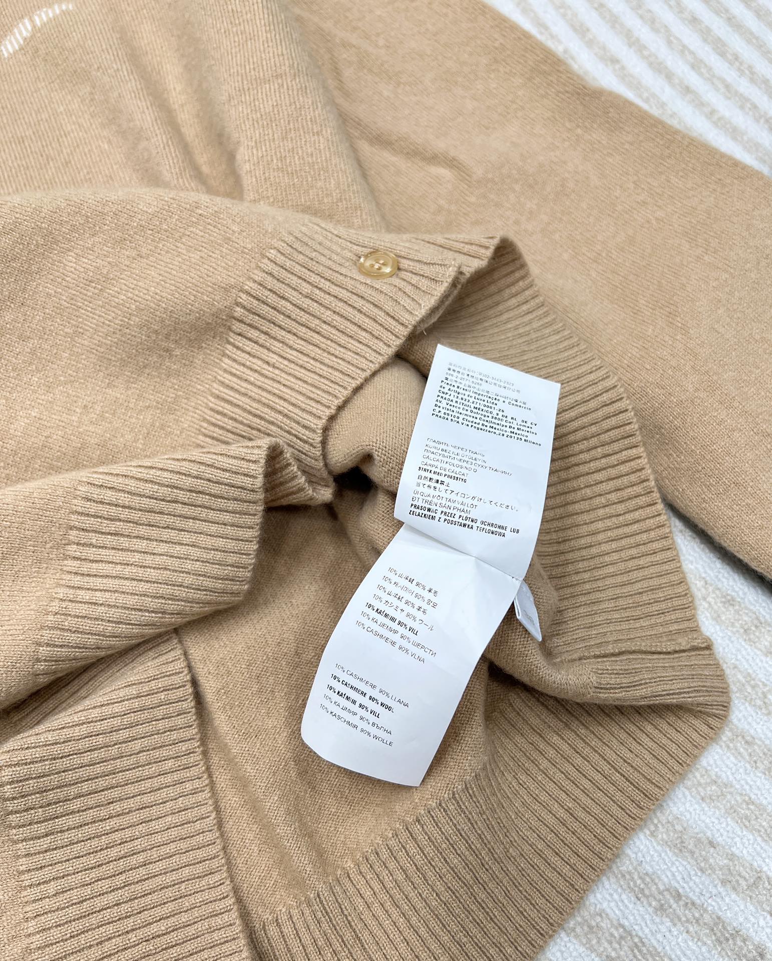 🆕Miumi*24Ss春夏新款 极简风翻领针织开衫 定制定染原版针织纱线，手感柔软舒适，极具质感的万能单