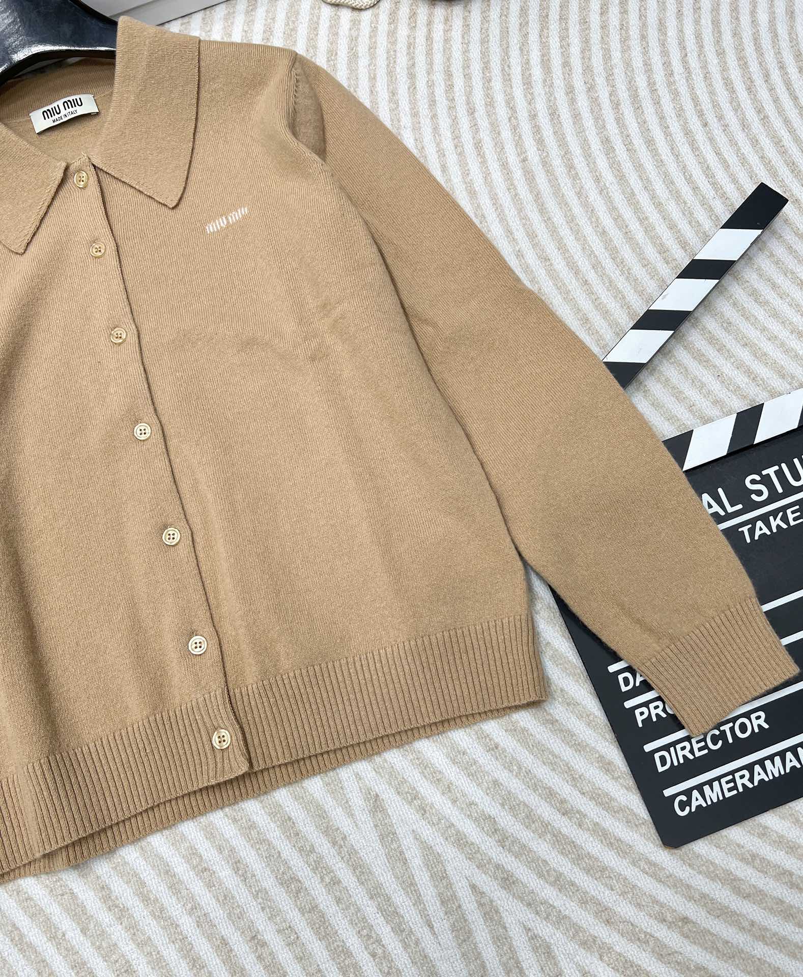 🆕Miumi*24Ss春夏新款 极简风翻领针织开衫 定制定染原版针织纱线，手感柔软舒适，极具质感的万能单