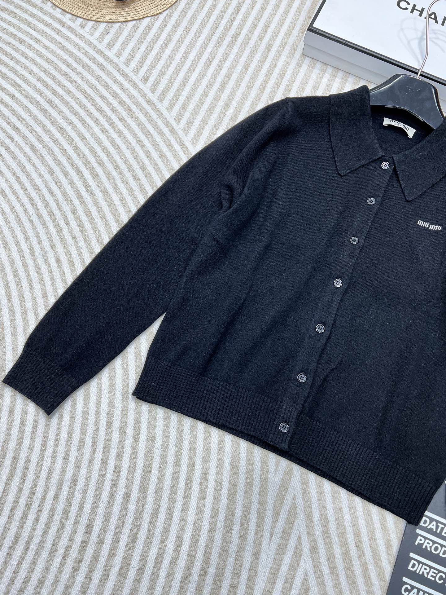 🆕Miumi*24Ss春夏新款 极简风翻领针织开衫 定制定染原版针织纱线，手感柔软舒适，极具质感的万能单
