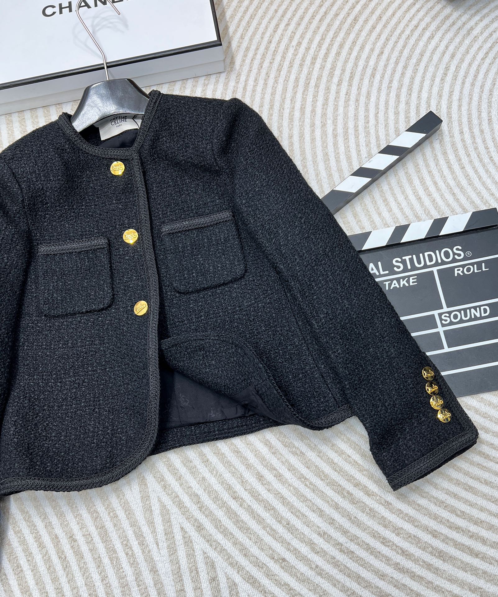 Celine 黑金粗花呢外套🖤历经调改了7次的版型⚠️⚠️终于出大货了！挺括有型 人人都可以穿出直角肩！