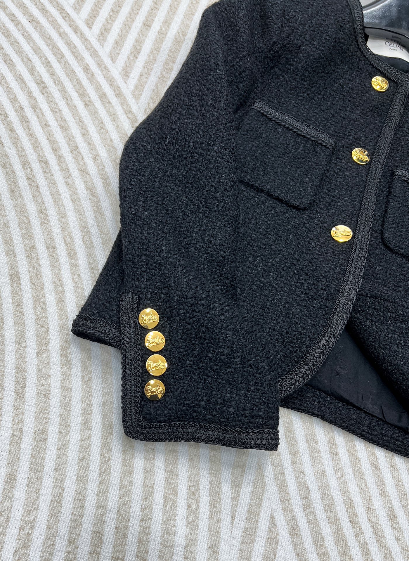 Celine 黑金粗花呢外套🖤历经调改了7次的版型⚠️⚠️终于出大货了！挺括有型 人人都可以穿出直角肩！