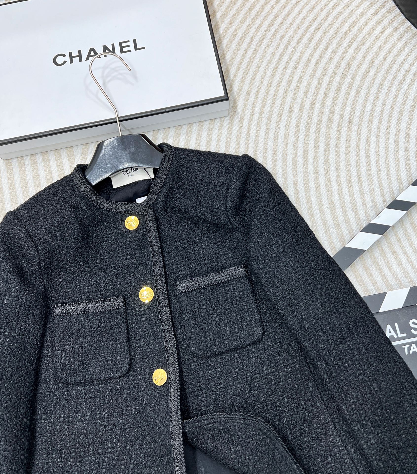 Celine 黑金粗花呢外套🖤历经调改了7次的版型⚠️⚠️终于出大货了！挺括有型 人人都可以穿出直角肩！